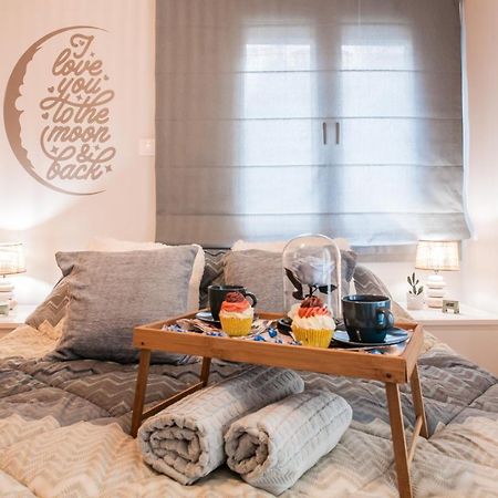 Luxury Seaside Apartment Next To Starbucks Opossite The Beach Park Of Flisvos Ateny Zewnętrze zdjęcie